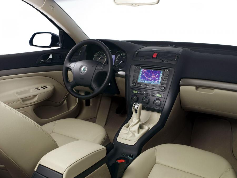 Интерьер Skoda Octavia Combi (1Z) 2004 года  (фото 2 из 30)